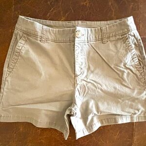Liz Claiborne women shorts
Size 8
Color tan